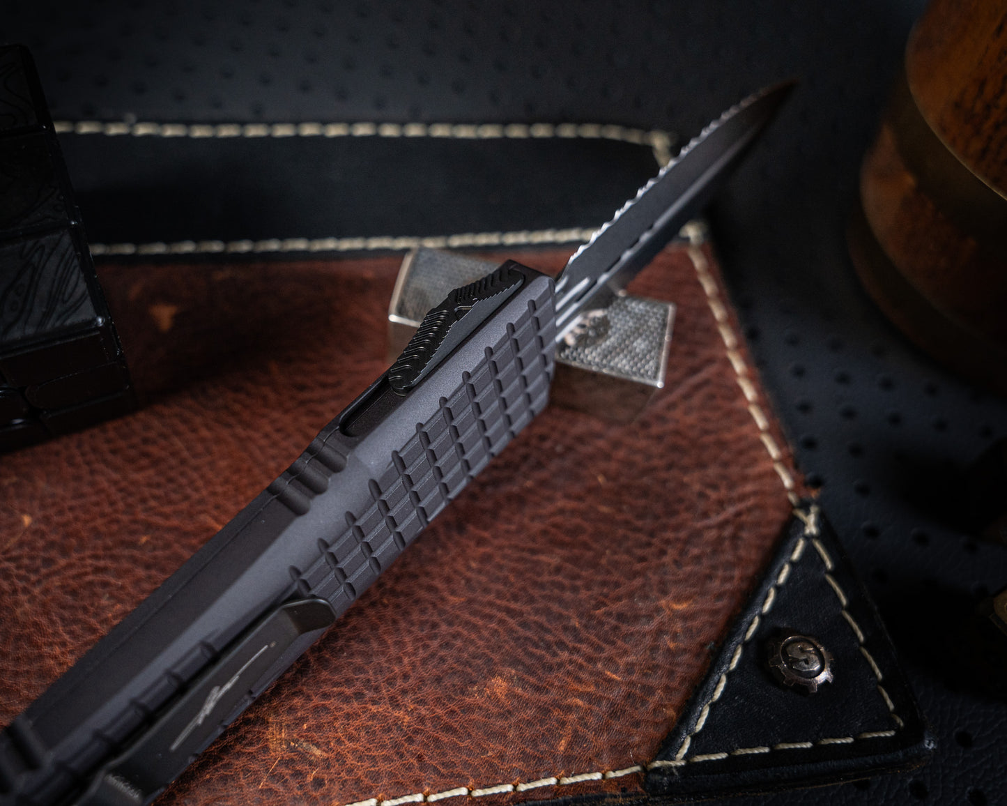 Microtech Combat Troodon D/E Delta Frag 142-3CT-DS Fluted DLC Full Serrated DLC Hardware Nickel Boron Internals Signature Series - RK