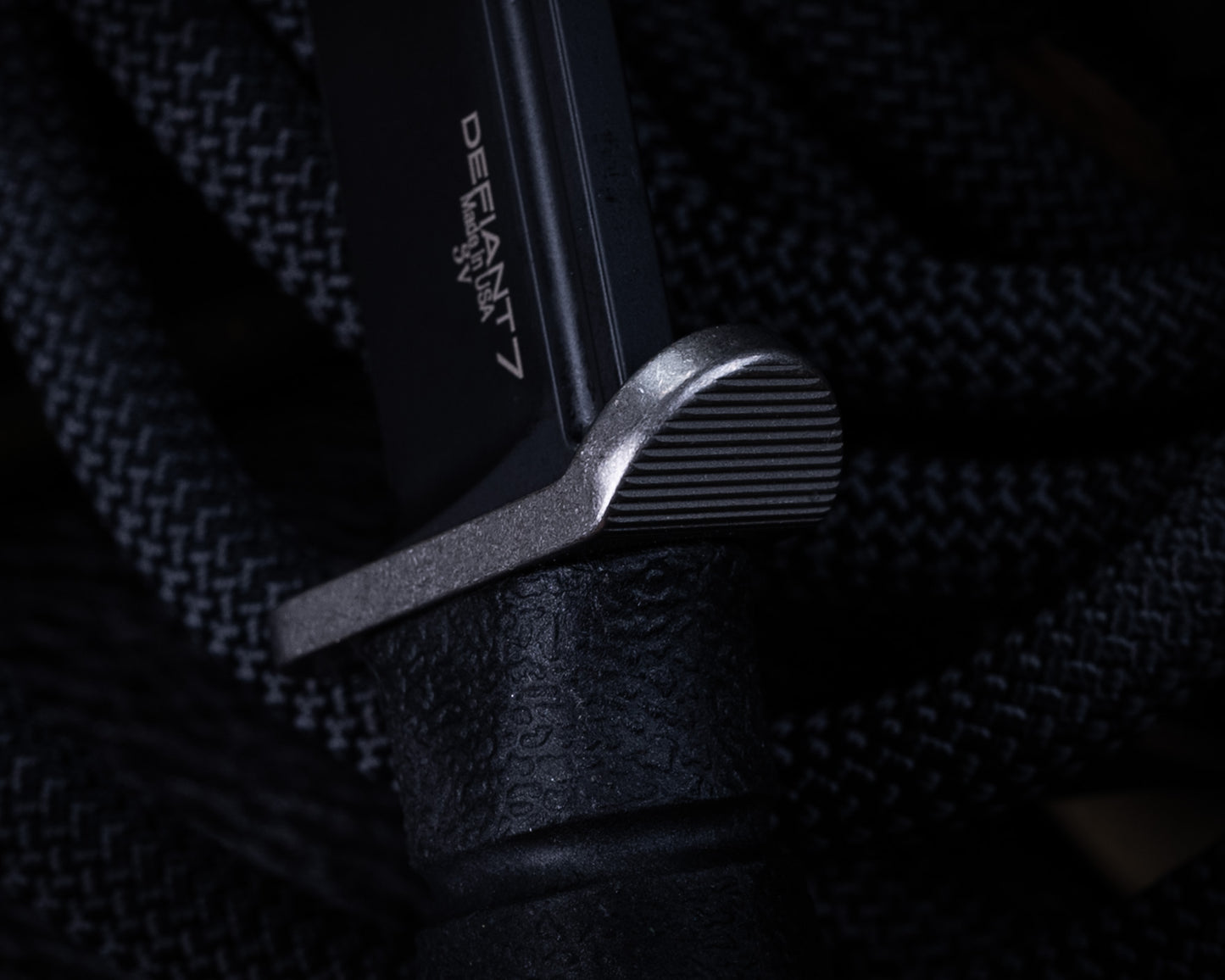 Defiant7 M320E Fixed Blade w/ Black Blade
