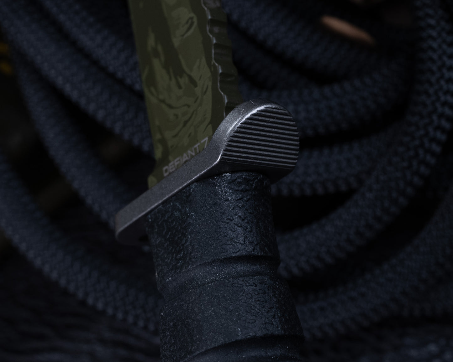 Defiant7 M320G Fixed Blade w/ Tiger Stripe Blade